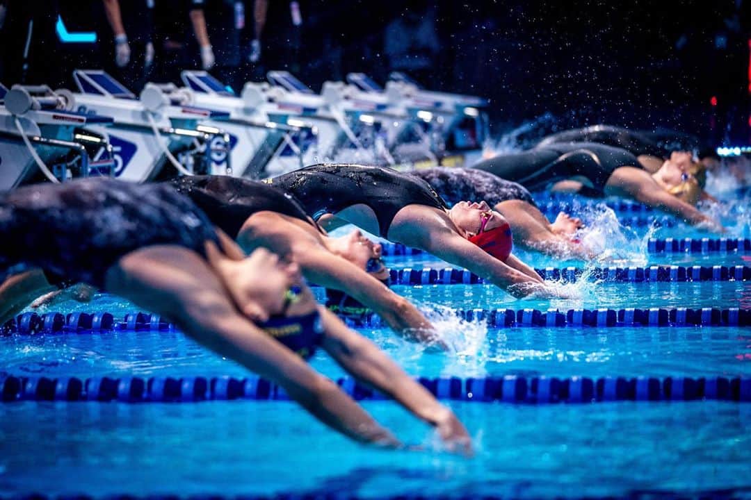 エミリー・シーボームのインスタグラム：「⚡️ What an amazing first meet! We have another 3 matches to improve on this start!  @minekasapoglu what a photo!  #energystand #aquapower #iswimleague #isl2020 #budapest #swimming #backstroke」