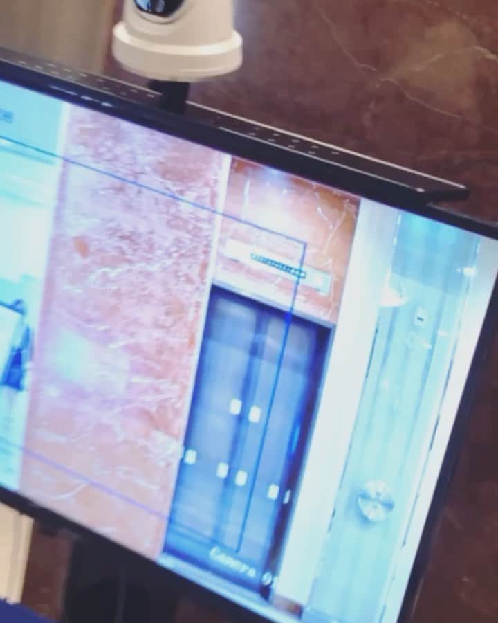 MIHOのインスタグラム：「【あぁ、困る】  今朝のニュースで横並びやのカフェスタイルは飛沫が対面よりも良くないと聞いてビックリしました  良かれとおもってやっていたことが覆される日々、笑  まずは自分でしっかり気をつけるにこしたことないとダナ  最近はアルコールスプレーを持ち歩きテーブルの上にだしちゃうし、タモリさんの『髪切った？』くらい『アルコールする？』が出てきてしまう  至る所のアルコールをマラソンの給水所並みに活用、先日の打ち合わせとかオーディションでも熱測るのもおぉ〜なんてとりあえず物珍しさで立ち止まる😹  私だっていやですよ 公園でゴローンとか アウトドアな旅行が懐かしい 今はワンコとかで中和がちょうどよい、笑  『みほちゃん、それじゃ彼できないわー！』と、至る所で笑われる、いや、なんなら会話が盛り上がってしまう  みんな楽しそうだから  いっか、笑  たしかにこのコロナで助長されているのも否めないので『こいつぁー、生きにくいから気をつけよう！』と除菌グッズを選定し小さいポーチに収まるくらいにした  しかしながら、理想をいえば  例えばアルコールするときに、手を差し出してくれたりすると、すごく嬉しい  お？オマイさんも好きだねぇ こいつぁヒアルロン酸入りだから手もカサカサしねぇで、ピャーッと吹きかけようじゃないかい？ 　  なんてぇ言いながら遊べたら本望だ ↑ 神田伯山っぽく読んでね☺︎  パリではまた21時から6時まで外出禁止令やらで、心配 あぁ〜ぁ年末年始には行けるつもりだったのになぁ、と、断念  気をつけつつ、今できることをコツコツにシフトチェンジしないとね 　  とにもかくにも免疫  最近、ヤクルト1000を夜飲んでグッスリ眠れる気がするのは、お得意の気のせいだろうか？  笑  ヤクルトレィディ〔レディよりレィディの方がアガル〕に毎週運んでもらってイマス☺︎  なぜか小さい頃からミルミルだったけど、最近こっちに変わってました  今日も飲んでみよう☺︎  冷え込むのでみなさんもあたたかい夜を  #ヤクルト1000 #免疫力を高める  #ちょっとノーマルより大きくで飲んでて苦戦、笑 #来月の人間ドック期待、笑 #美容 #健康 #ストレス緩和」