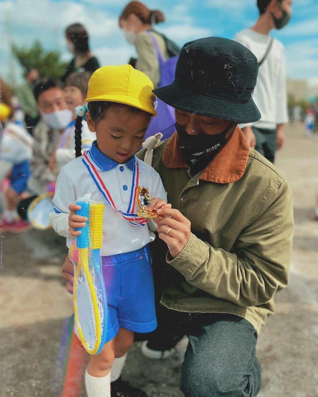 堀舞紀さんのインスタグラム写真 - (堀舞紀Instagram)「🏅 . . . #幼稚園運動会 . . . 今年は 学年ごとの開催。 お弁当も無い(ラッキー) すこしいつもより静かな 運動会でした🌼 . . . 去年よりちょっとだけ お兄さん、お姉さんになった チビスケ達が走り回るのをみてるだけで 楽しかったヨー . . . コロナのおかげ？で 旦那も日本に居た😂 ため、初参加！！ . . 1番ダンスが上手だった👨🏿‍🦱 って、、 分厚めのフィルターで観戦してましたワ。。 . . お天気も雨続きのなかピーカンに晴れて 今日運動会だったみんなも 無事開催できて良かったねー🙌🏾 . . . 結婚して新潟へ引っ越してしまったA先生もわざわざ見に来てくれてたのをみて 涙… . . . 😭 . . . みんなが紅蓮華踊ってるので涙、 . . . 知らん子のかけっこで涙、 . . . なんでも泣ける歳です🙋🏽‍♀️ . . 昨日の鬼滅の刃でも涙、 &夜更かしでもー今眠いです😪 . . . あー、 胸いっぱい💜 . . . #cannyO  #4歳女の子」10月18日 17時44分 - mainohori