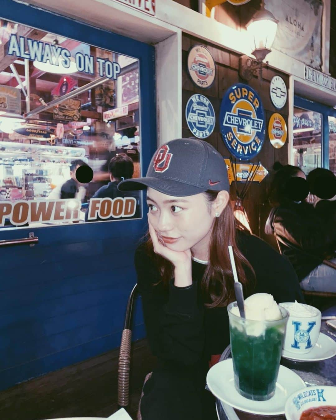 奥野莉瑛子さんのインスタグラム写真 - (奥野莉瑛子Instagram)「----UK cafe---- 関学行く道中にあるお店なんです🤙🏻 私が頼んだのはホットドリンク！名前忘れちゃった😅  ファイターズへの応援ストーリー、声大きかったですよね🥵 耳をびっくりさせちゃってたらすみません😖💦  今日の #りえポチ よろしくお願いします🥺🤍  #ミスキャンパス関西学院 #ミス関学 #りえべび #夕日 #ootd #今日のファッション #今日のコーデ #ヘアスタイル #ヘアカラー #オレンジ #オレンジブラウン #ミディアムヘア#ukcafe」10月18日 17時45分 - okunorieko_