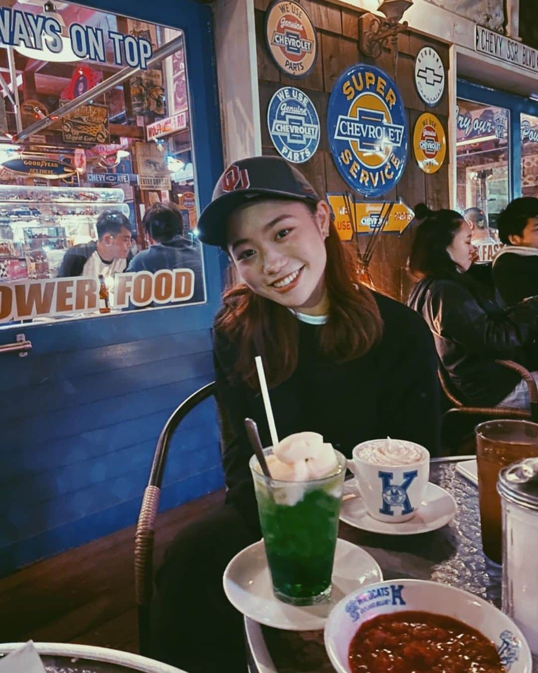 奥野莉瑛子さんのインスタグラム写真 - (奥野莉瑛子Instagram)「----UK cafe---- 関学行く道中にあるお店なんです🤙🏻 私が頼んだのはホットドリンク！名前忘れちゃった😅  ファイターズへの応援ストーリー、声大きかったですよね🥵 耳をびっくりさせちゃってたらすみません😖💦  今日の #りえポチ よろしくお願いします🥺🤍  #ミスキャンパス関西学院 #ミス関学 #りえべび #夕日 #ootd #今日のファッション #今日のコーデ #ヘアスタイル #ヘアカラー #オレンジ #オレンジブラウン #ミディアムヘア#ukcafe」10月18日 17時45分 - okunorieko_