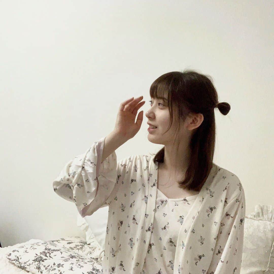 のインスタグラム：「・ お家で過ごす時、可愛い格好だとテンションが上がりますよね✨  この度、GIRLS by PEACH JOHN様(@girlsbypj )より、ルームウェアを頂きました。  しっとりとしている生地で肌触りがよく、とても着心地が良いです☺️  他にも可愛いデザインの部屋着が沢山あるので、気になった方はチェックしてみて下さい🌷  #girlsbypj#PR #ルームウェア#部屋着」