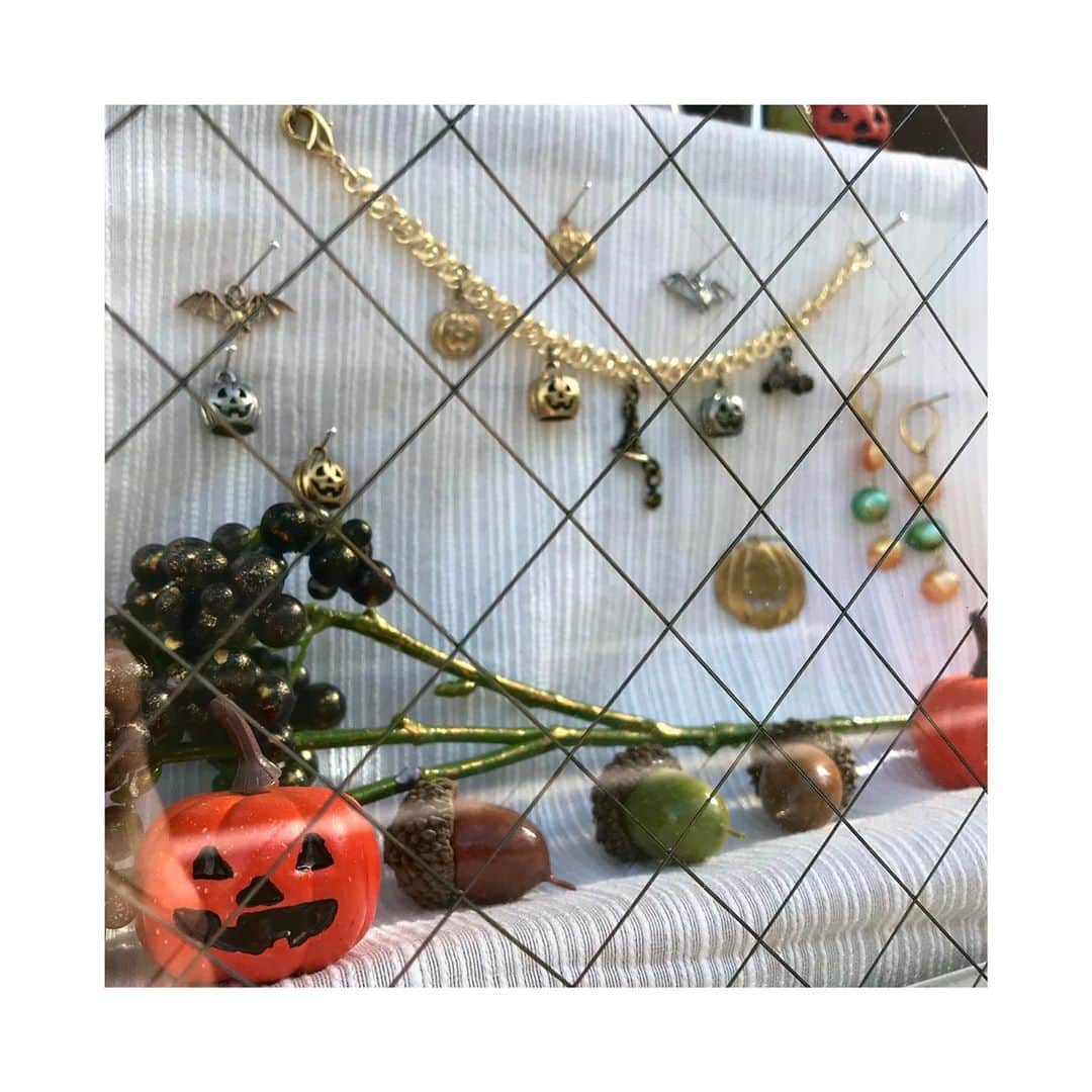 BOX CHARM Industryのインスタグラム：「ハロウィン🎃 . 出窓のディスプレイが変わりました〜！！ とっても可愛いハロウィンチャーム出てます！ . この時期にしか楽しめない！ . 原宿店、オンラインストアを見てみてください☺︎ . .  #boxcharmindustry #boxcharm #handmade #accessory #handmadeaccessory #halloween  #ボックスチャームインダストリー #ボックスチャーム #ハンドメイド #アクセサリー #ハンドメイドアクセサリー #ハロウィン #ハッピーハロウィン #かぼちゃ」