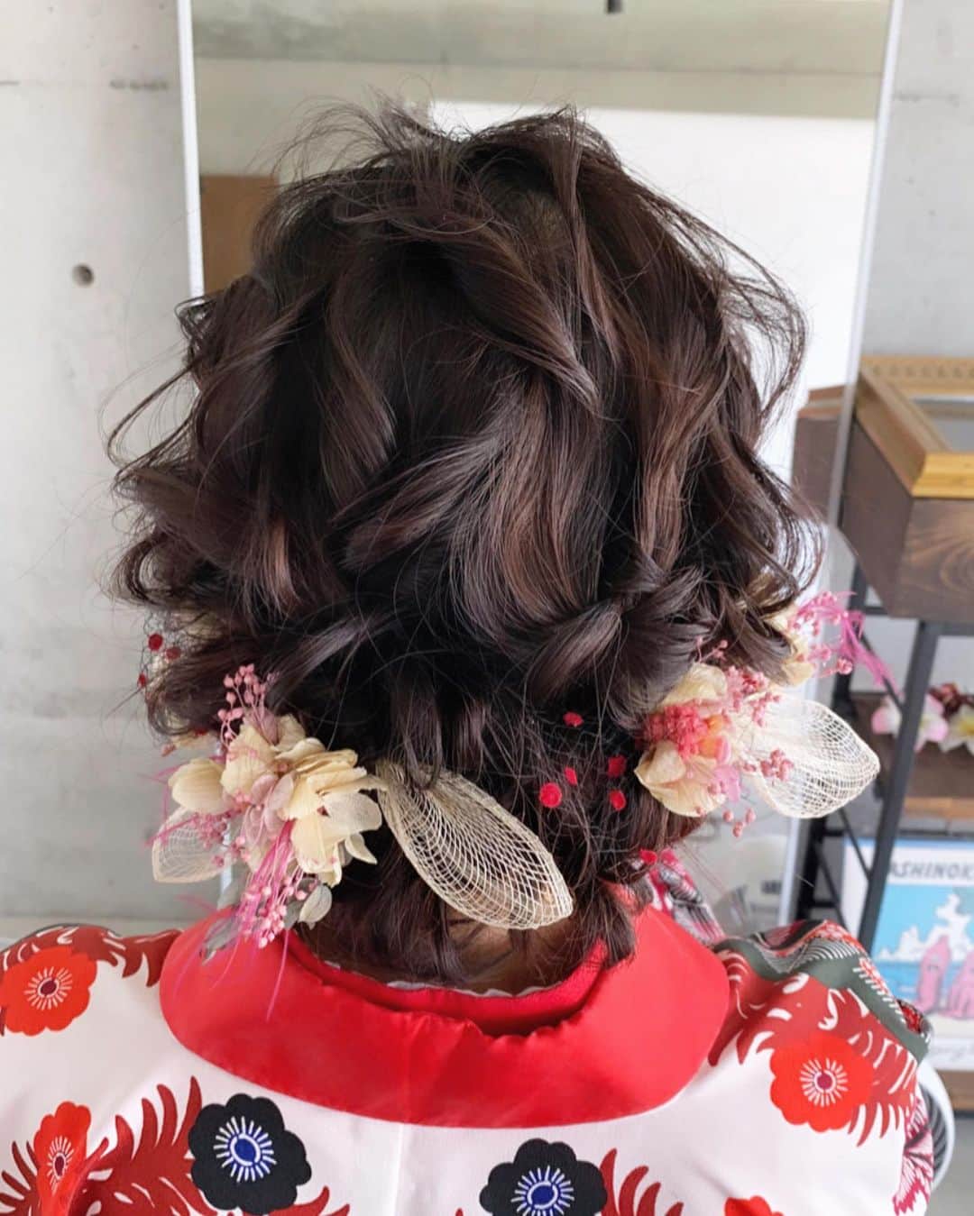 RabichePowのインスタグラム：「ストーリーでの反響たくさん頂き ありがとうございます😊❤️ . @masamunemaeda  前田さんのスタジオ studio158で♡ . @sari.sari.sarry  さり先生のPV撮影とアーティスト写真の撮影があり ヘアメイクをさせて頂きました❤️ . 歳を重ねるにつれ初めてのこというのは 減っていくばかりかもしれませんが 私はまだまだ学ぶことの方が多いので とても良い経験をさせて頂き嬉しかったです😍 . 沖縄の伝統的なスタイルを勉強しながら 初めての琉装に合わせたアレンジ❣️ . 何を作ろうかすごく楽しくて.今わたしが作っているもの これから発信したいヘアアレンジの幅を 感じることが出来ました😊 . 今回は実際に琉装を見て、さり先生の可愛さを さらに引き出せるように可愛くしよう❤️ と思い何も考えずお顔の形に合わせて ウェイトを下目に編み込みでアウトラインのシルエットを 面白く遊ばせながら作りました💙 飾りで見えてないけどフロントから見えるように😂 . 恩納村に通って1年以上経ちますが 行くたびに沖縄の人や文化が好きになり . 伝統や文化を大切にされている方々や そんな素敵な人たちと繋がりを作ってくださる方にいつも感謝してます❤️ . また撮影データ頂いたら載せたいですが ヘアスタイル見たいとDM頂いてたので カメラデータより先にiPhoneで撮った バックスタイル載せときます💙 . 動画逆光で見にくいけど😅🙏 #ラビッシュポー#琉装ウェディング #琉装 #沖縄#三線 #ヘアメイク#撮影」