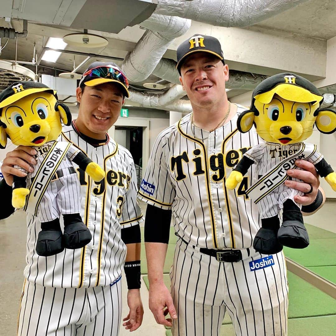 阪神タイガースさんのインスタグラム写真 - (阪神タイガースInstagram)「今日のヒーロー大山選手＆ボーア選手‼️  #大山悠輔 選手 #ナイスバッティング #ジャスティンボーア 選手 #ナイスホームラン #大山選手が2人⁉︎な #中西通訳  #今日のヒーロー #阪神タイガース #its勝笑timeオレがヤル」10月18日 18時05分 - hanshintigers_official