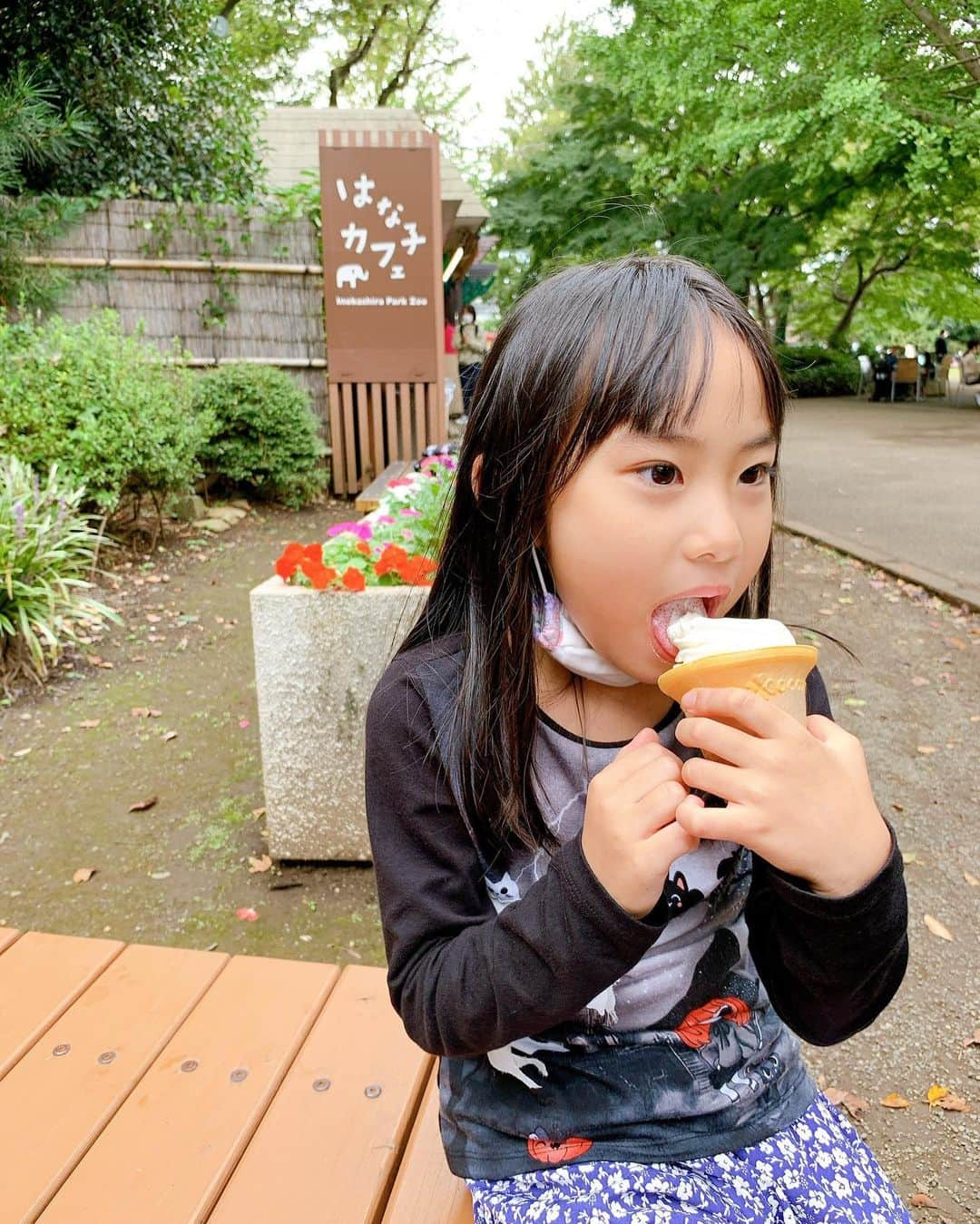 みきママさんのインスタグラム写真 - (みきママInstagram)「【井の頭動物園に行きました〜！！】  アイスを食べたり、ペンギンを見たり、猿を見たり、のんびり過ごしました😁😁😁  すると、鬼？の銅像がいらっしゃいました👹  杏ちゃん「全然怖くない。」ってさ。  近づくと、杏ちゃん「きゃー‼️」ってさ。  まだ鬼、苦手のようです🤣🤣🤣  #みきママ　#井の頭自然文化園  #井の頭公園」10月18日 18時06分 - mikimama_official