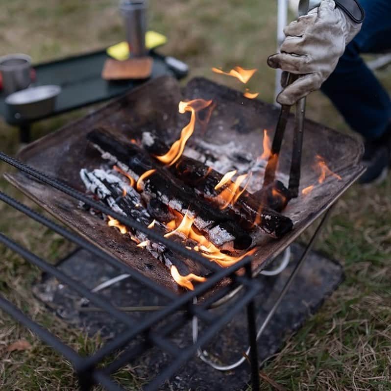 キャンプ情報サイト［ランタン］さんのインスタグラム写真 - (キャンプ情報サイト［ランタン］Instagram)「CAMP SMILE STYLE ／ 焚き火をもっと楽しむための相棒は斧とナイフ ＼ いろんなキャンパーのキャンプスタイルを現地取材と一般キャンパーからの投稿で数多く掲載してます。 . . 詳しくは @lantern.camp webサイトをご覧ください . . #camp #camping #outdoor #travel #trip #lantern_smile #nature #キャンプ #キャンプ用品 #キャンプギア #アウトドア #テント #自然 #旅行 #キャンプ初心者  #キャンプ好きな人と繋がりたい #camper #外遊び #マキノ高原キャンプ場 #グループキャンプ #LANTERN #グルキャン #キャンプレイアウト #DOD #MSR #ベアボーンズ #コールマン #焚き火 #焚き火台 #秋キャンプ」10月18日 17時59分 - lantern.camp