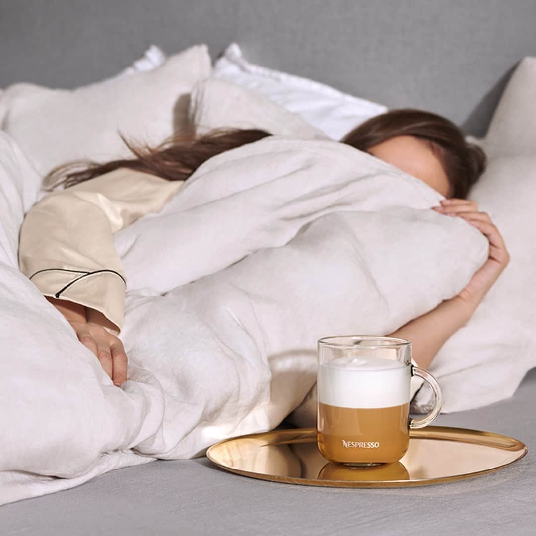 Nespressoさんのインスタグラム写真 - (NespressoInstagram)「200 ml of extended softness  Coffee in bed, what else?  📷: @tomcraig  #Nespresso #Nespressomoments #Vertuo」10月18日 18時00分 - nespresso