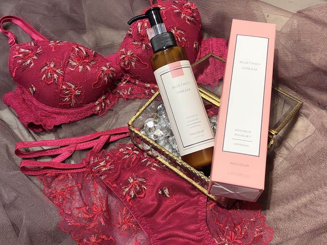 Ravijour札幌4丁目プラザ店のインスタグラム：「#onsale   バストの維持に大活躍！！ #バスタシークリーム  のご紹介です💄 詳しくはブログへ✈  #ラヴィジュール #ravijourstaff  #ravijour_official  #ravijoursapporo」