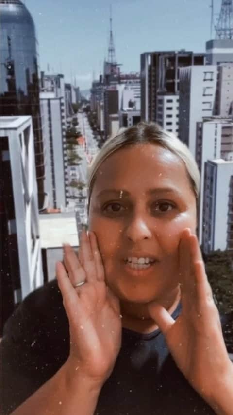 シモネのインスタグラム：「日本にもほしい！今すぐ欲しい！！  理由は子どもねてたから💦すっかり言うの忘れてた💦  そして、サンパウロのパウリスタ大通りの背景は @sescavpaulista のものよ  #育児　#いやいや期   #ブラジル #ポルトガル語 #ブラジル人 #ブラジル料理 #ブラジル音楽 #ブラジル生活 #ブラジル人タレント #シモネ　#日本にいるブラジル人約20万人　#ブラジルにいる日本人約6万人　#日伯交流126年」