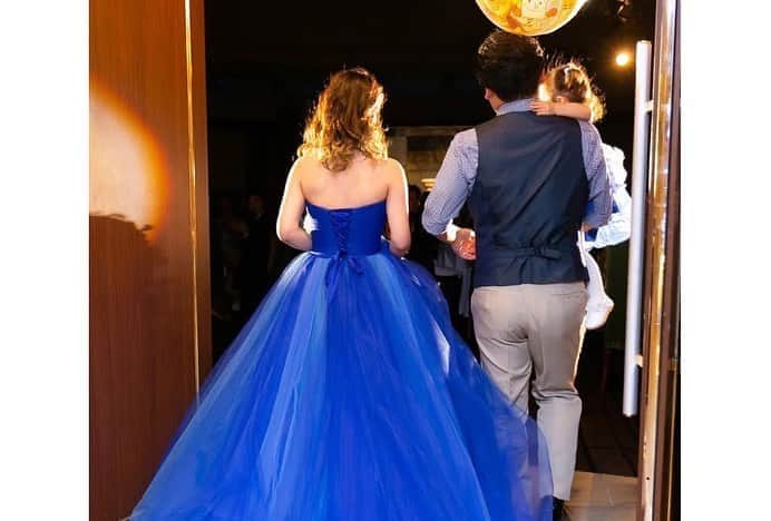 楽婚【公式】Instagramさんのインスタグラム写真 - (楽婚【公式】InstagramInstagram)「♡ブルーの鮮やかなドレスが とってもお似合いのご新婦様＊。+ 明るい光が差し込むチャペルでは純白のウェディングドレスが さらに輝きをまして 新婦さまを包みこみます・・♡  ♥楽婚の先輩カップルT ＆ Y ＆ K 会場：#京都ブライトンホテル  @rakukon をフォローして 『#楽婚』をつけて、 お写真の投稿大歓迎♡ 公式IGでリグラムされるかも！？  Webでご予約はTOPのURLより♡ ⇒@rakukon . #楽婚 #rakukon #ベストアニバーサリー #ベストブライダル #wedding #ウェディング #プレ花嫁 #卒花 #日本中のプレ花嫁さんと繋がりたい #プラコレ #marryxoxo #ウエディングニュース #花嫁 #卒花嫁  2020年秋婚 #2020年冬婚 #2021年春婚 #2021年夏婚 #結婚式準備 #結婚式場#weddingdress #ウェディングドレス #カラードレス #披露宴演出 #挙式演出#チャペル挙式#ホテル婚 #ブルードレス #パパママ婚#ファミリーウェディング」10月18日 18時12分 - rakukon