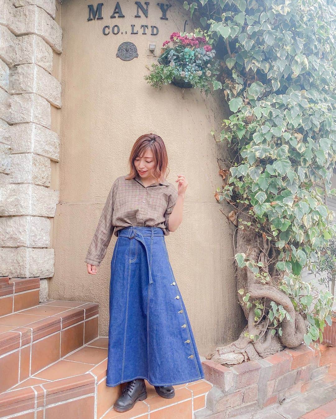 和希詩織のインスタグラム：「👗#お出かけ　#ootd . . . #ゆるコーデ  ランダのデニムスカートに ゆるめのチェックシャツ👔 . . . カフェにお出かけ☕️ どんな時も素肌に優しい安心感ある素材こそ。 全力で楽しい時間過ごせるよね🙆‍♀️ . . . 表面シートがかぶれにくい天然コットン100%のパンティーライナーがめちゃよい！ しあわせ素肌ブランドから出た 肌への優しさを大切にした新商品なんだけど✨ . . . . ムレ感とか気になりにくいし ふわふわだからストレスを感じにくいから快適なのよ🤭 . . 香りも3種類あって 🌟スズラン&ホワイトフラワーの香り 🌟ラベンダー&カモミールの香り 🌟緑茶成分で天然消臭の無香料タイプのも . . . 特に緑茶がお気に入り！ 快適よ！清潔感がとても好き！ ちょっとの差が心地よさ変えるよね👏 . . . . . . #大人コーデ #丁寧な暮らし #快適な暮らし #ロリエしあわせ素肌パンティライナー_広告 #花王 #ロリエ #しあわせ素肌パンティライナー #ロリエfincアンバサダー #FiNC #fincアンバサダー #アラサーコーデ」