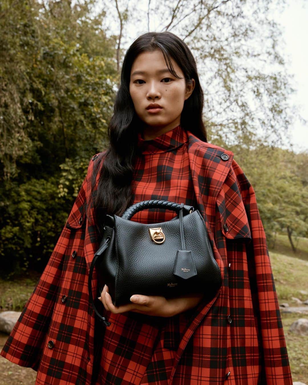 のインスタグラム：「The #MulberryIris: a sustainable modern icon as styled by the Bae sisters. #MulberryGreen #MadeToLast⁠⠀ .⁠⠀ Models: @mulan_bae & @baeyj98⁠⠀ Photographer: @kimjaehoone⁠⠀ Stylist & Visual Director: @zzonae」