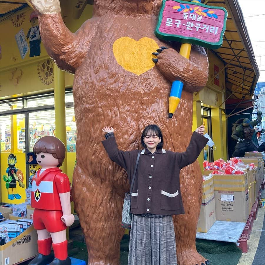 ヨンジュさんのインスタグラム写真 - (ヨンジュInstagram)「오늘 강낭콩 할머니 뵀어요 동대문 문구완구거리에서 저렴하게 장난감들 득템하고 행복해하시는 모습을 직접 찍어드렸어요 ㅎㅎ 강낭콩 할머니 고우시죠~?!?(인스타계정 없으셔서 태그못함ㅠ) 강낭콩 할무니 저를 손녀딸처럼 아껴주셔서 감사합니다💚」10月18日 18時17分 - yeondukong