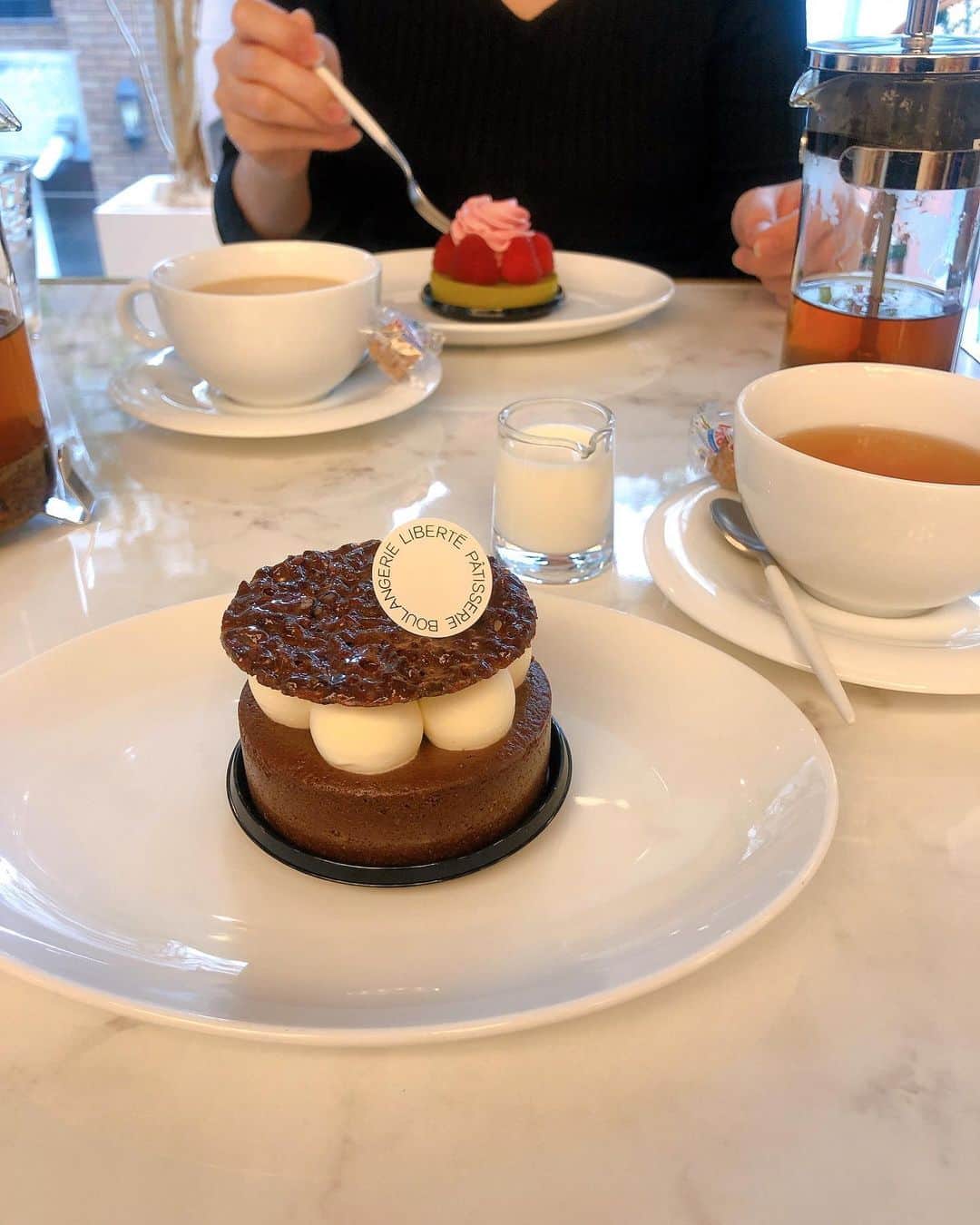 田崎さくらのインスタグラム：「・﻿ ﻿ ﻿ お母さんとお出かけすると﻿ 必ずスイーツ食べる🍴笑﻿ ﻿ ここのチョコレートムースケーキ﻿ 美味しかったよ〜❤︎﻿ ﻿ ﻿ ﻿ #libertepatisserieboulangerie」