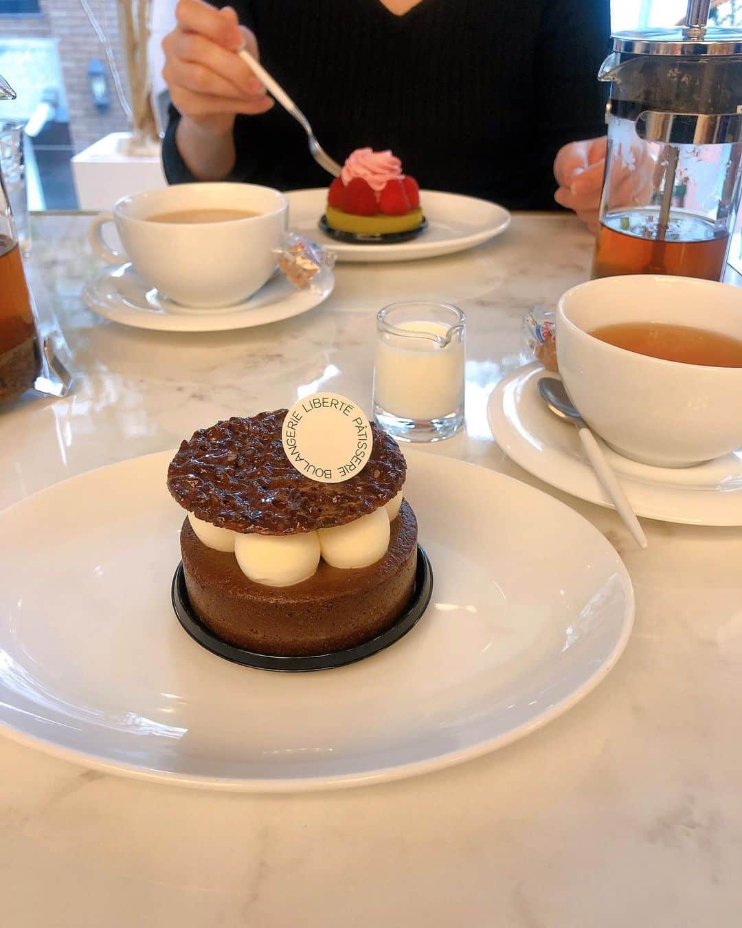 のインスタグラム：「・﻿ ﻿ ﻿ お母さんとお出かけすると﻿ 必ずスイーツ食べる🍴笑﻿ ﻿ ここのチョコレートムースケーキ﻿ 美味しかったよ〜❤︎﻿ ﻿ ﻿ ﻿ #libertepatisserieboulangerie」