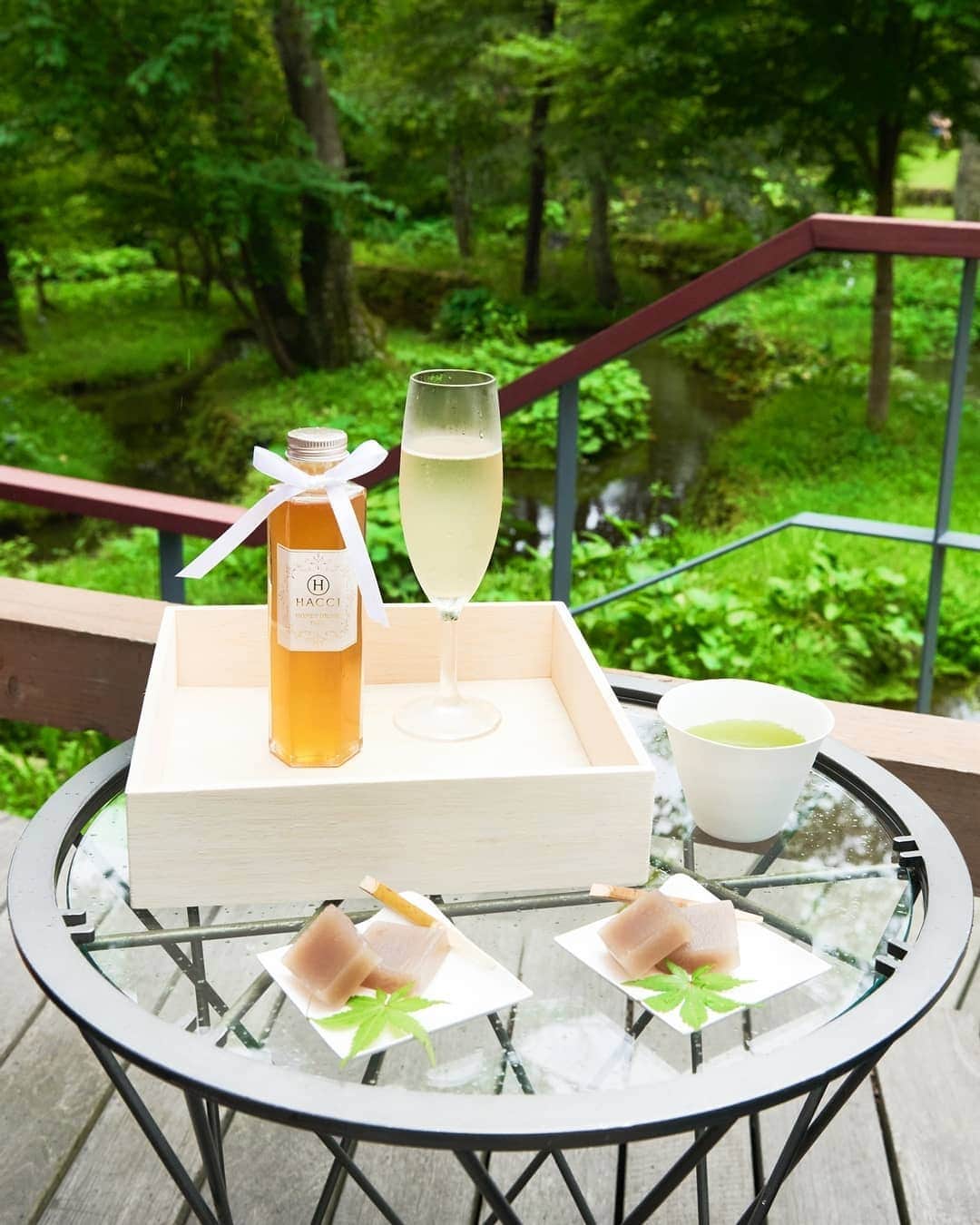 のインスタグラム：「ホッとひと息つきたいときは、甘酸っぱい#はちみつユズドリンク でリフレッシュ。甘さを感じたいときはお湯割りと、気分に合わせてチョイスして。私たちの一日の始まりは、ソーダで割ったユズドリンク で爽やかにスタートします。  Why not drinking HACCI's "Yuzu Drink" when you about to take a break? You will have a option of drinking straight if you prefer sweet/sour, mix with hot water to make it sweeter, or even mix with soda to make it fresher.    #hacci #honey #bee #beauty #skincare #cosmetics #honeycosmetics #madeinjapan #honeyyuzudrink #yuzu  #はちみつ #はちみつコスメ #スキンケア #はちみつユズドリンク #ドリンク #ユズ #ソーダ割り」