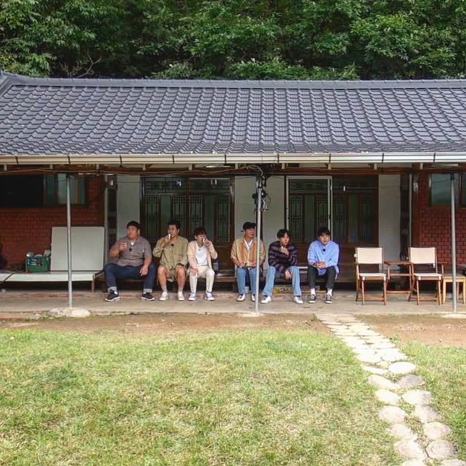 のインスタグラム：「방토피아에 갇힌 형제들.... ☝🏻✌🏻 #1박2일 #곡성느낌 #방토피아」