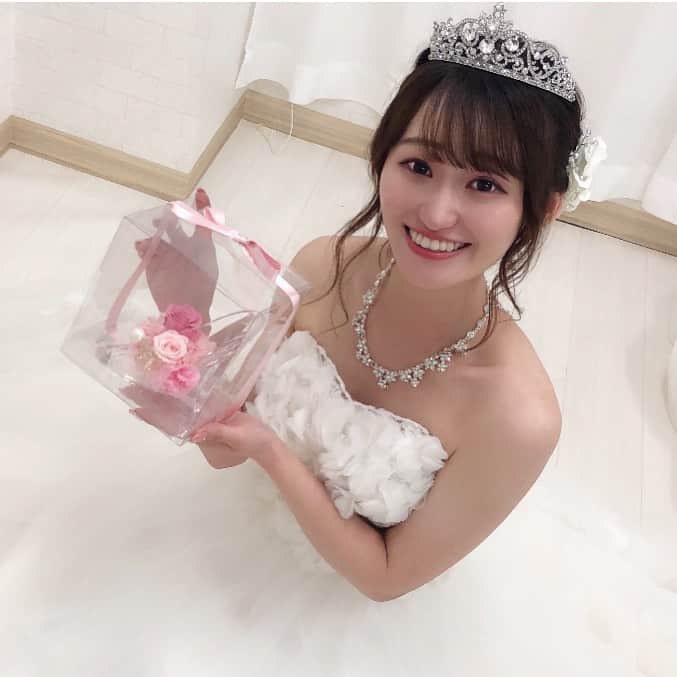 岡崎まどかのインスタグラム：「🌸結果発表🌸  今年度、ミス共立女子桜姫コンテスト2020の応援、 本当にありがとうございました。  皆様のたくさんの応援の結果、 【グランプリ】を受賞しました👑🏆  この4ヶ月間は私にとってかけがえのない大切な時間になりました。たくさんの応援本当にありがとうございます。  正直、大きなプレッシャーに押し潰されそうになる毎日で自分に圧をかける日々に心が折れそうになる瞬間が何度もありました。 しかし、応援してくださる皆様に恩返しがしたいという気持ちが日に日に強くなり、最後まで自分に出来る精一杯のことをやり遂げようという思いで今日を迎えました。  その結果、このようなグランプリという素敵な賞をいただくことができて、本当に幸せな気持ちでいっぱいです。 このミスコン活動を通して誰かの支えになることが出来ていたら凄く嬉しいです。  授業や課題、部活やバイトなどで時間が取れず、遅い時間の配信にも関わらず、起きてて見に来てくださったり、 お返事が出来ないDMにも体調を気遣う温かいメッセージや、活動を見守る心強いコメントをくださったりと、皆様の支えなしではここまで来ることが出来ませんでした。  私ひとりではなく、皆様と一緒に掴んだグランプリです。4ヶ月間こんな私について来てくださり、そしてたくさん支えてくださり、本当にありがとうございました。  今年度 ミス共立女子2020 グランプリ  岡崎まどか  .」