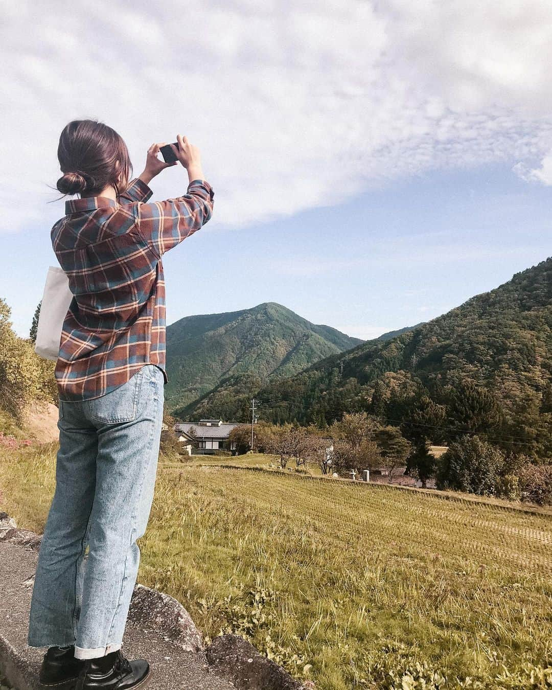 Miyuuさんのインスタグラム写真 - (MiyuuInstagram)「〰︎ 🍁🌾🍂🌰🌝  毎月24日にstreaming +で開催している「Miyuu Monthly Online Live ~Over The Rainbow~」 虹のカラー７色にちなんで、7ヶ月連続配信⚡︎ 今月はvol.4になります(もう折り返し地点!)‼︎👏🏾  10月24日(土)22:00〜のOTR🌈配信ライブ、チケット発売中です！(チケット購入は、私のプロフィールリンクから!)  そして、明日からは、OTR🌈 カウントダウンの平日LINE LIVE お昼12:00から♪ 休み時間などにラジオ感覚で聴いてね🤎 #阿智村#昼神温泉 #秋を感じた写真たち #配信ライブ #チケット発売中🎟  #miyuutrip#miyuusic#miyuu」10月18日 18時29分 - miyuuamazing