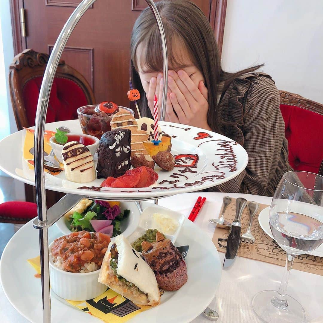 木村ユリヤさんのインスタグラム写真 - (木村ユリヤInstagram)「I'm 17 today☆ so much into cafe,pudding and sweets🍮☕️ 大好きな食べ物に囲まれた誕生日贅沢過ぎる🙈 happyhalloween🕷🎃👻💀  #happybirthday #17 #afternoontea #cafe  #pudding#sweets #halloween #駄菓子大人買い」10月18日 18時34分 - yuliya1018