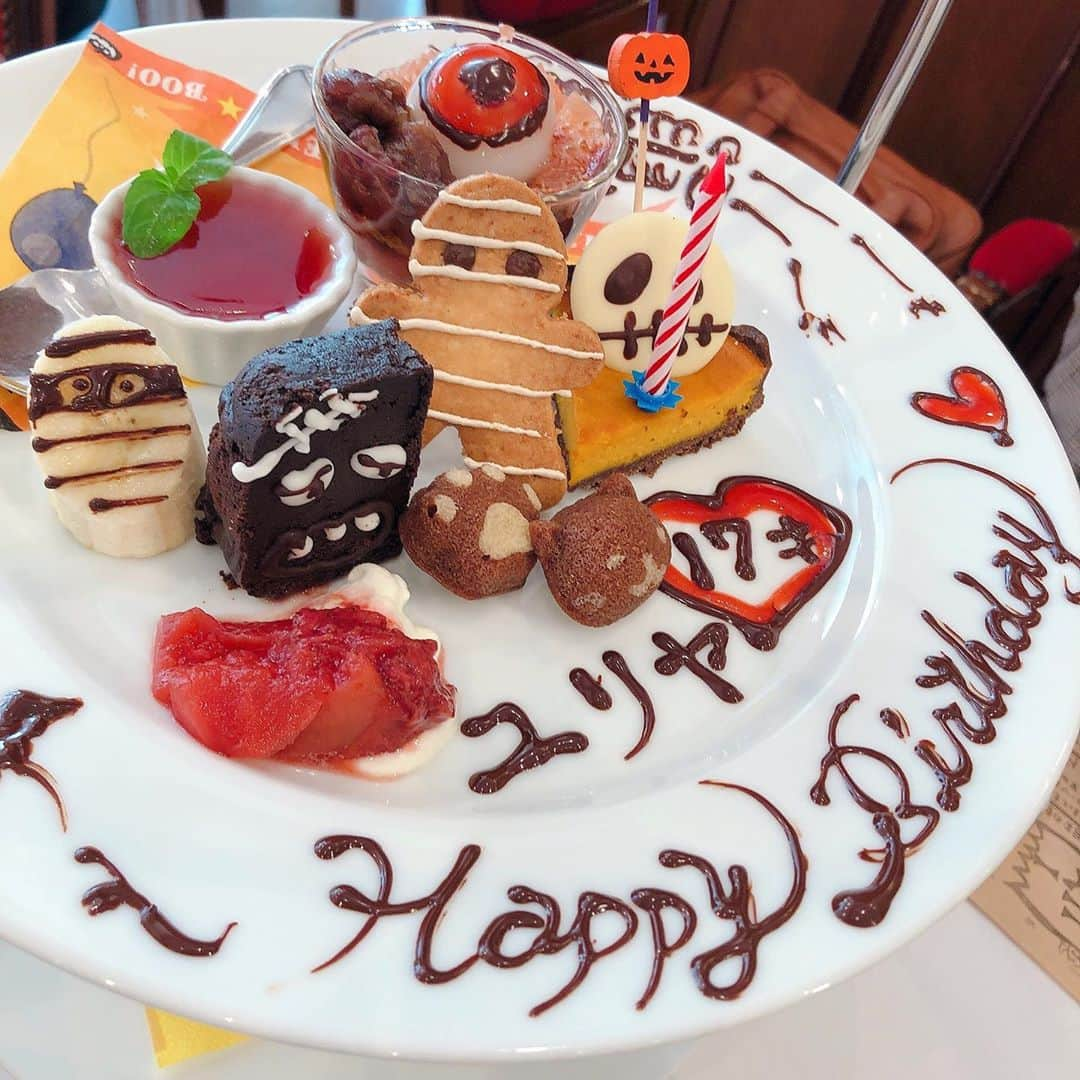 木村ユリヤさんのインスタグラム写真 - (木村ユリヤInstagram)「I'm 17 today☆ so much into cafe,pudding and sweets🍮☕️ 大好きな食べ物に囲まれた誕生日贅沢過ぎる🙈 happyhalloween🕷🎃👻💀  #happybirthday #17 #afternoontea #cafe  #pudding#sweets #halloween #駄菓子大人買い」10月18日 18時34分 - yuliya1018