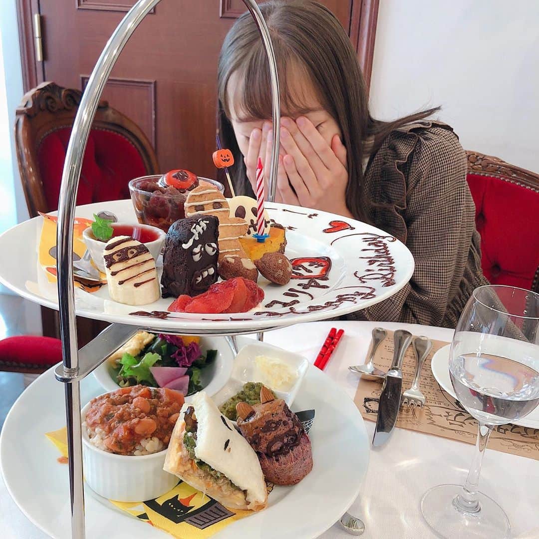 木村ユリヤのインスタグラム：「I'm 17 today☆ so much into cafe,pudding and sweets🍮☕️ 大好きな食べ物に囲まれた誕生日贅沢過ぎる🙈 happyhalloween🕷🎃👻💀  #happybirthday #17 #afternoontea #cafe  #pudding#sweets #halloween #駄菓子大人買い」