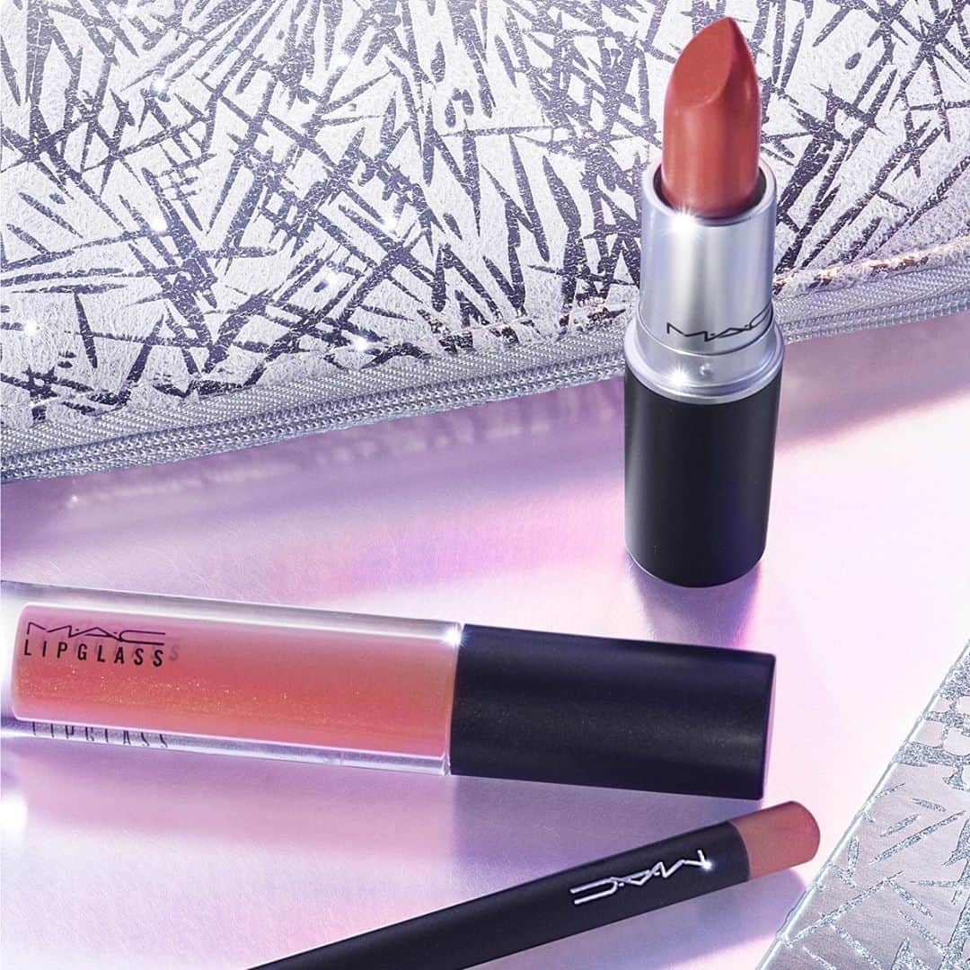 M∙A∙C Cosmetics Japanのインスタグラム：「【公式オンライン先行発売】 どんなメイクルックにも使えるブラッシュと、主役級の口元を作るベリーの2色をラインナップ。それぞれ3つのリップアイテムがセットに💄 ㅤ リップペンシルで口角を整え、リップスティックをオン。リップグロスを重ねれば注目を集めるゴージャスな仕上がりに✨ホリデー気分を盛り上げる、限定ポーチつき❄️ ㅤ ■ファイヤーワーク イット リップ キット ブラッシュ／ベリー(税込7,150円) ㅤ *公式オンライン先行販売中 *10/23(金) 全国発売 10/16(金)より店頭にて事前予約を開始しております。 ㅤ #MACFrostedFirework #MACクリスマスコフレ2020 #MACHoliday #MACCosmeticsJapan #MACCosmetics #MAC #MACコスメ #マックコスメ#メイクプロセス#クリスマスコフレ2020#クリスマスコフレ#MACリップ#リップ#リップメイク#リップスティック#リップケア#リップグロス#ボリューム#ぷっくり#マットリップ#リップマニア」