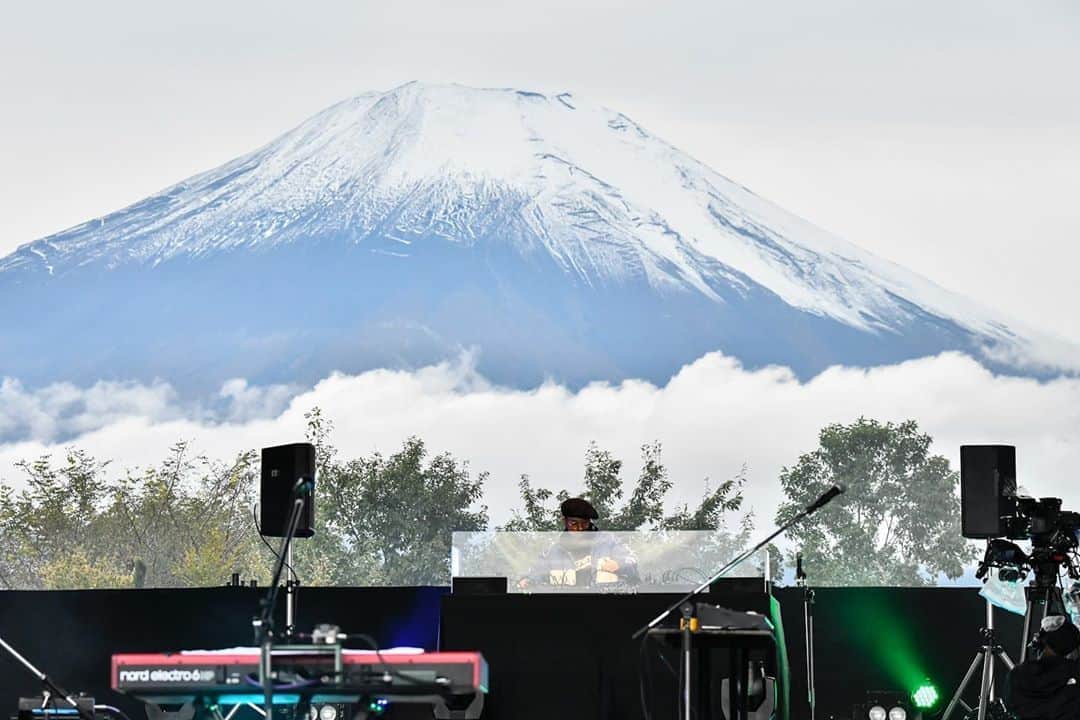 SPACE SHOWER TVさんのインスタグラム写真 - (SPACE SHOWER TVInstagram)「ー富士山を臨む山中湖で、気の合う仲間と新しい音楽体験をー ﻿ ﻿ 🚘——————﻿ スペースシャワーが主催する﻿ ドライブイン形式の新しい音楽イベント﻿ ﻿ 「DRIVE-IN LIVE "PARKED"」Vol.4﻿ 10.18 sun﻿ ﻿ SOIL & "PIMP" SESSIONS﻿ TENDRE﻿ OPENING DJ：DJ KAWASAKI﻿ ——————🚘﻿ ﻿ SPACE SHOWER SWEET LOVE SHOWER﻿ （@spaceshower_sweetloveshower ）の会場でもある山中湖交流プラザ きららで開催した"PARKED"﻿ 世界遺産 富士山のふもとで雄大な自然をリアルタイムで感じながら、車の中から、指定席から、生配信で自宅から、感動の野外ライブが繰り広げられました。﻿ ﻿ 本日の公演からOPENING DJ： DJ KAWASAKIのライブ写真を公開！﻿ photo:@azusatakada_photographer﻿ ﻿ ﻿ #ドライブイン #PARKED #SOILPIMPSESSIONS #TENDRE #DJKAWASAKI #ラブシャ #スペシャ #山中湖」10月18日 18時36分 - spaceshower