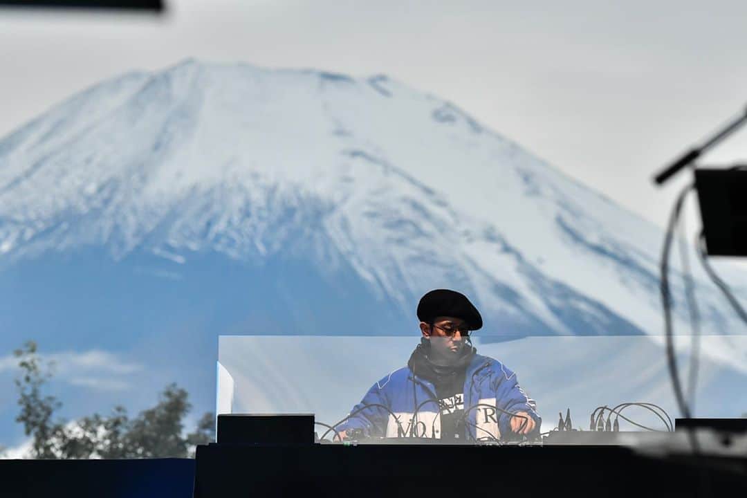 SPACE SHOWER TVさんのインスタグラム写真 - (SPACE SHOWER TVInstagram)「ー富士山を臨む山中湖で、気の合う仲間と新しい音楽体験をー ﻿ ﻿ 🚘——————﻿ スペースシャワーが主催する﻿ ドライブイン形式の新しい音楽イベント﻿ ﻿ 「DRIVE-IN LIVE "PARKED"」Vol.4﻿ 10.18 sun﻿ ﻿ SOIL & "PIMP" SESSIONS﻿ TENDRE﻿ OPENING DJ：DJ KAWASAKI﻿ ——————🚘﻿ ﻿ SPACE SHOWER SWEET LOVE SHOWER﻿ （@spaceshower_sweetloveshower ）の会場でもある山中湖交流プラザ きららで開催した"PARKED"﻿ 世界遺産 富士山のふもとで雄大な自然をリアルタイムで感じながら、車の中から、指定席から、生配信で自宅から、感動の野外ライブが繰り広げられました。﻿ ﻿ 本日の公演からOPENING DJ： DJ KAWASAKIのライブ写真を公開！﻿ photo:@azusatakada_photographer﻿ ﻿ ﻿ #ドライブイン #PARKED #SOILPIMPSESSIONS #TENDRE #DJKAWASAKI #ラブシャ #スペシャ #山中湖」10月18日 18時36分 - spaceshower