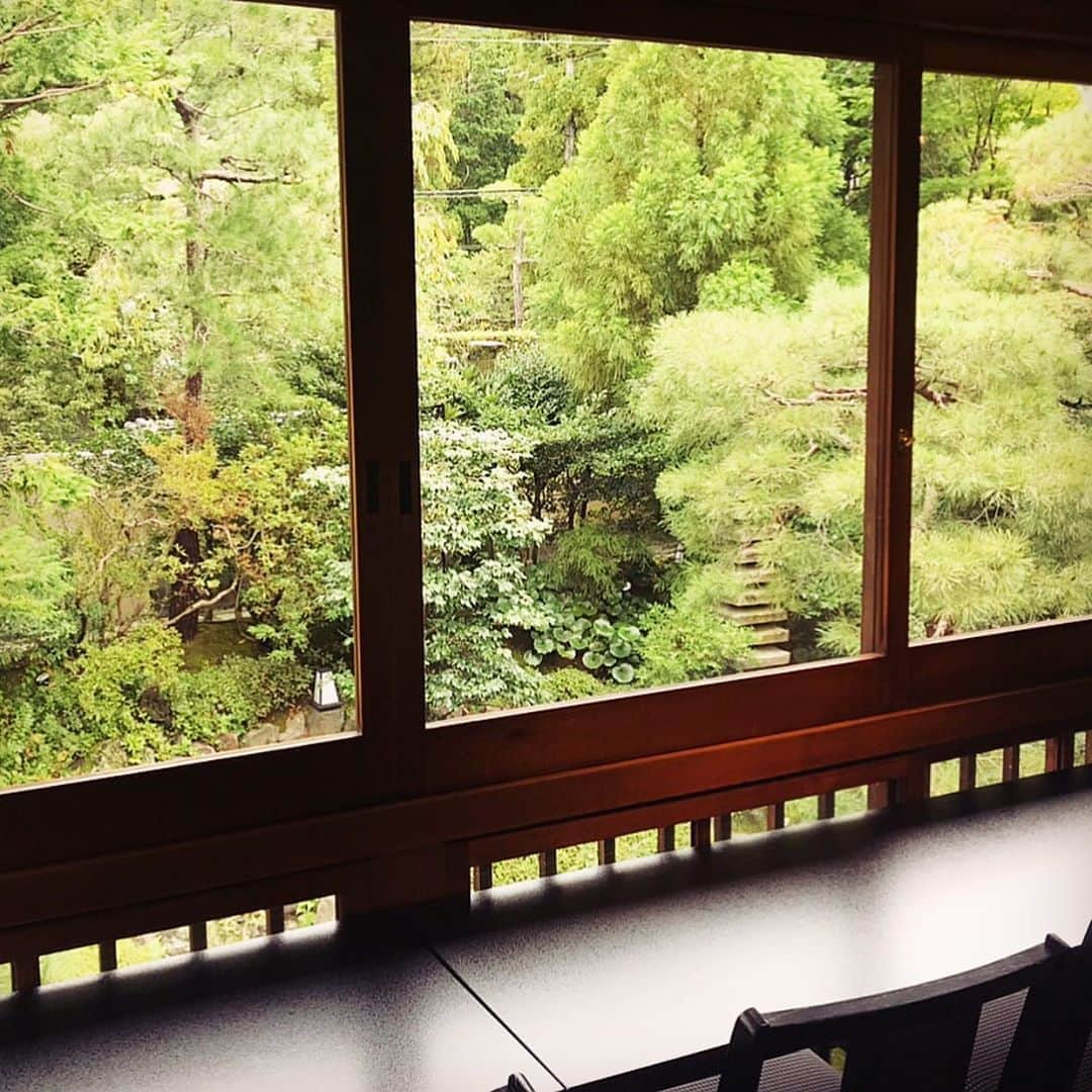 Machikoさんのインスタグラム写真 - (MachikoInstagram)「京都、南禅寺の敷地内にある さえ㐂さん🍣  素敵な庭園を見ながら美味しいお鮨をいただきました。 待合室が2階にあってそこから見える庭園も素敵でした。  #tops : @grl_official  #skirt : @malama__official  #bag : @malama__official   #さえ㐂 #京都 #南禅寺  #grl #グレイル」10月18日 18時45分 - machiko.06