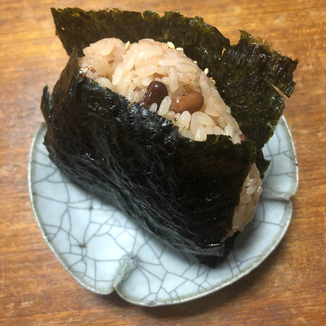 金剛地武志のインスタグラム：「今日は自分の誕生日なので、昨日もらってきた母の炊いた御赤飯でおにぎり。 #OnigiriAction https://onigiri-action.com/」