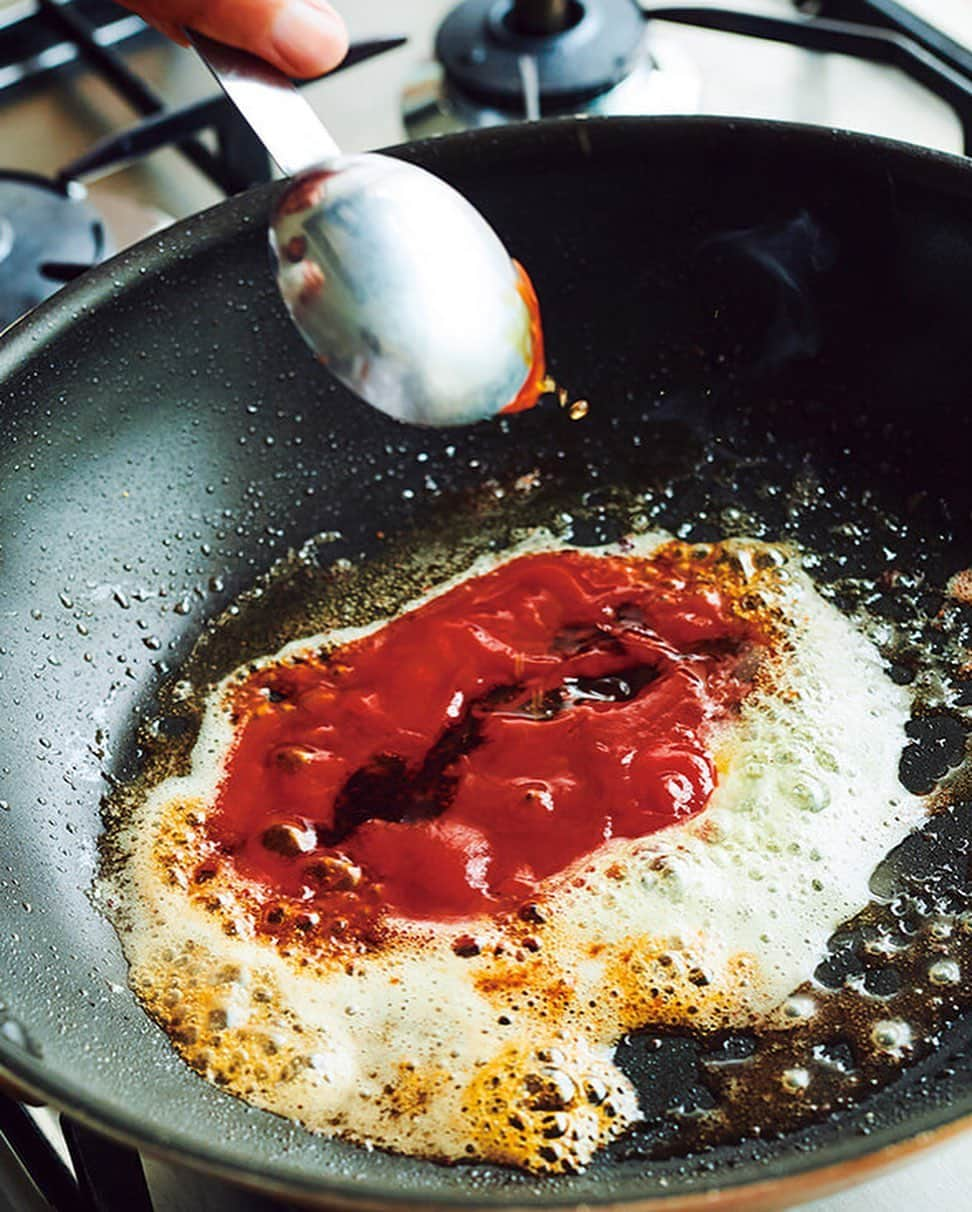 三浦理志さんのインスタグラム写真 - (三浦理志Instagram)「今月号 OCEANSのミウラメシは〜 ステーキ肉で作るビーフ100％パティで 「BIGバーガー& JUICYロコモコ丼」 ステーキ肉を手切りで叩いてミンチにした、混じりっけなしのビーフ100%のパティだぜ〜！ 肉感たっぷりのジューシーな旨味を存分に味わえる！ そして、パティを焼いた肉汁で作るソースが、バンズとパティ、ご飯とパティを融合！ 鬼うまだから、作ってみてよ〜！ @oceans_magazine  @americanmeatjapan  #ミウラメシ  #oceans #oceansmagazine #hamburger #locomoco #americanbeef #beef #patty #cooking #buns #料理 #料理連載 #ハンバーガー #ロコモコ #bigバーガー #juicyロコモコ #アメリカンビーフ #オーシャンズ」10月18日 18時46分 - mar4m