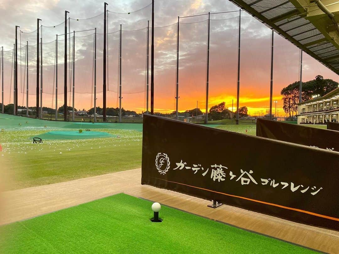 美波千夏さんのインスタグラム写真 - (美波千夏Instagram)「. 練習中⛳️に夕日が綺麗で思わず📷  📍ガーデン藤ヶ谷ゴルフレンジ  @fujigayagolf_kashiwa   . #ゴルフ練習 #ゴルフレッスン #golfstagram #ゴルフ好きな人と繋がりたい #打ちっぱなし #ゴルフ初心者歓迎 #ゴルフスクール #女性に優しい練習場 #ガーデン藤ヶ谷ゴルフレンジ」10月18日 18時47分 - chinatsu_minami