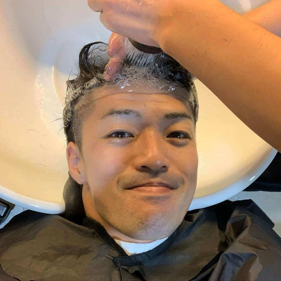 辻井亮平さんのインスタグラム写真 - (辻井亮平Instagram)「髪切ってもらいました！いつもありがとうございます！  #だから #どこ撮ってんねんて #ちゃんとセットしてもらった後に #鏡越しに #美容師さんも入れたヤツ #せぇーて #こんなシャワー中の #水々しいとこいらんねん #またちゃんと出来んかったやんけ #まりぶ #すまんなぁ #今回も散髪投稿 #上手くいかんかったわ #次こそ #山さん」10月18日 18時47分 - aironhed_tsujii