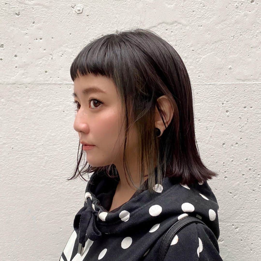 小鳥遊しほのインスタグラム：「こっそりインナーカラーがお気に入り。テーマは苔(？)。モデル時のヘアメイクも含め、もう10年も通ってるBlocさん( @bloc_japon )は腕の良さだけじゃなくて、行くだけでおしゃれな人間になれる気がするすてきな内装もお気に入り。  担当は同い年の小熊ちゃん @moeko_oguma   サロン迷ってる方はぜひ！  #blocjapon #美容室 #美容 #インナーカラー #カラーリング #ヘアカラー #オン眉 #前髪 #髪型 #ボブヘアー」