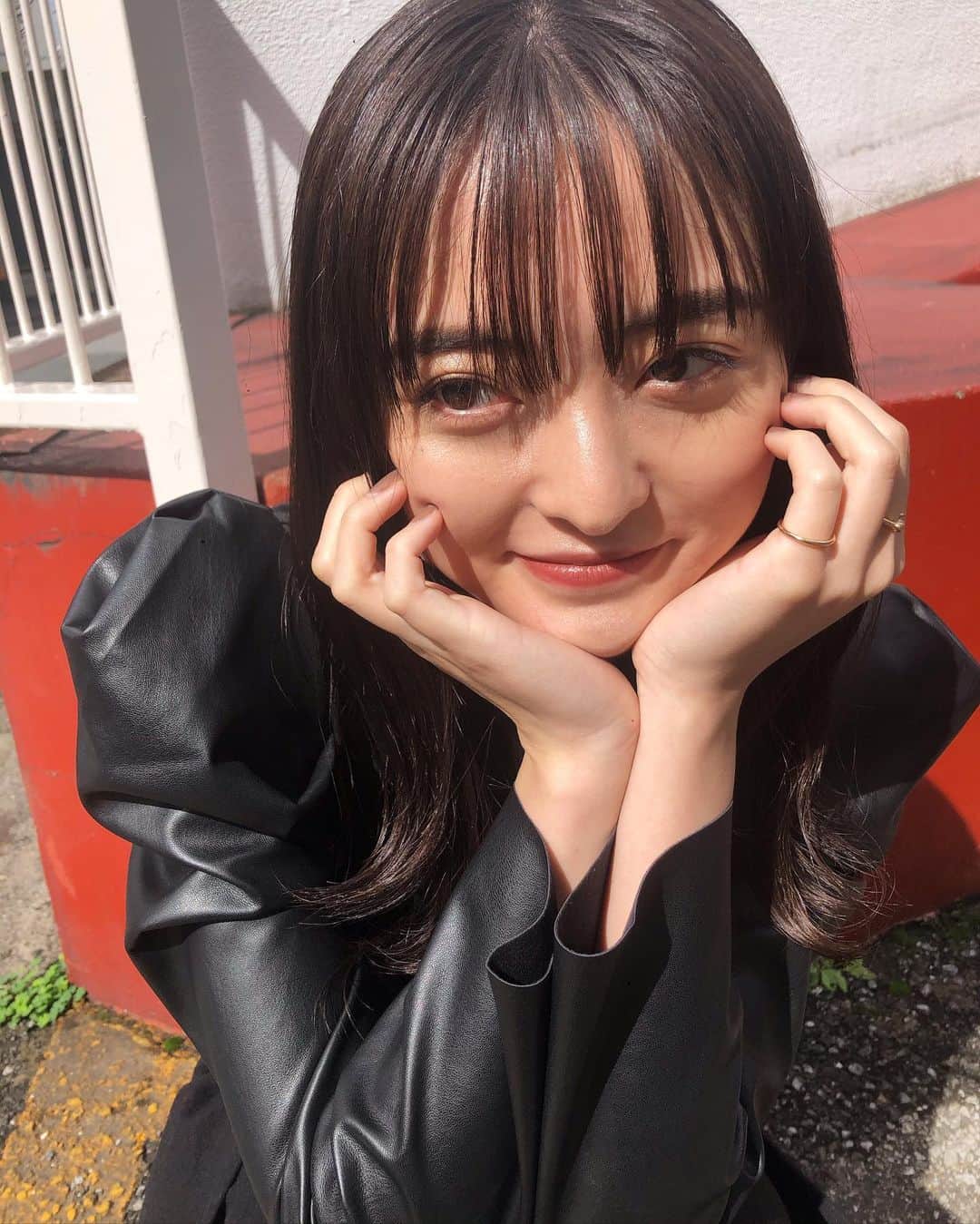 斉藤瑞季のインスタグラム：「楽しい撮影だった〜💕  衣装もメイクもいつもと違って テンションあがった💄  完成したら載せます〜📸  #作品撮り #艶メイク #ブラックコーデ  #秋冬コーデ #ブラウンネイル #ゴールドアクセサリー」