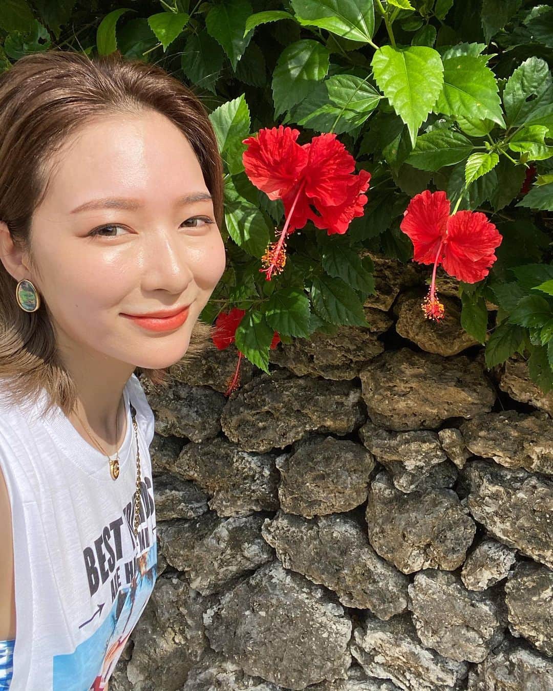 井咲アキさんのインスタグラム写真 - (井咲アキInstagram)「🌺 石垣島から少し離れた離島の「竹富島」 船降りて、コンドイビーチまでバスで行けるんだけど、 徒歩30分くらいをお散歩しながら進んだの☺️❤️ 寄り道しながらだったからすごい時間かかったけど、 空気が気持ちよくて、自然の音しかしないから、 すごく心地よかった☺️🌻 ・ ・ ・ #石垣島#竹富島#沖縄#旅行#お散歩#散策 #ハイビスカス#自然#自然の音#浄化された #ishigakiisland#ishigakijima#taketomiisland#okinawa #travel#scattering#happiness#love#relax」10月18日 18時52分 - ak.i__o0