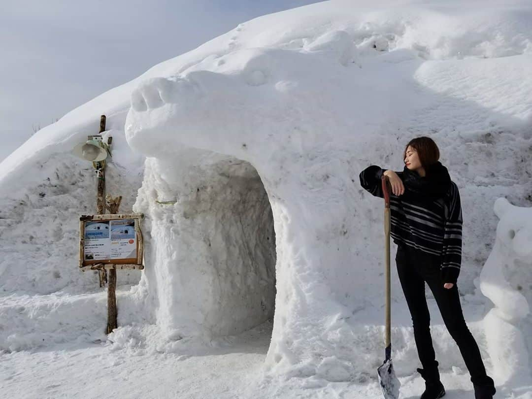 武田しのぶさんのインスタグラム写真 - (武田しのぶInstagram)「❄️❄️ 寒い日は室内でぬくぬくしてる時間が最高すぎて💃🏻❤️❤️ 雨の日のテラス（屋根付き）とか雪の日のテントとか、 ちょっとした秘密基地!?みたいな感じすき#かまくら#豊平峡温泉 #ふわふわ#雪」10月18日 18時54分 - shino_0217_