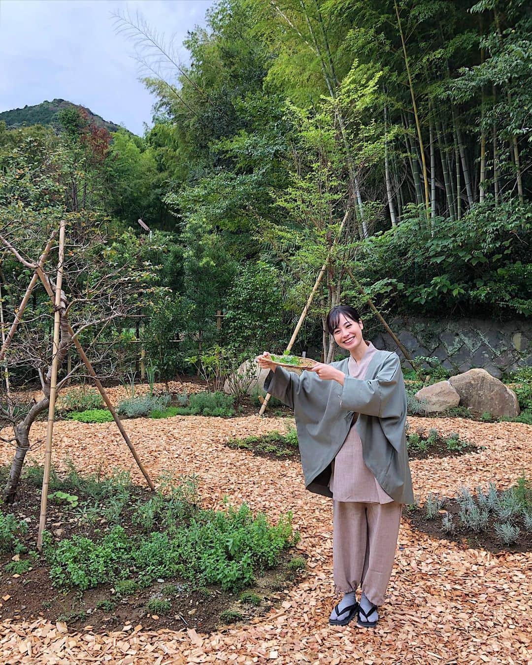 伊藤沙織のインスタグラム：「11/1新オープンの @soki_atami のHP撮影をしてきました📸イマドキな館内着を着て、ハーブ摘み体験🥰🌿摘んだものを、お茶に入れて飲めるそうです🍵 出来たばかりのとにかくお洒落な館内とこだわり抜かれたインテリアは、アート好きな方は必見🎨 そして温泉にもたくさん入らせて頂きました🧖🏻‍♀️♨️露天風呂付き客室は是非とも泊まりたい🥺💕たくさん写真撮ったのでまたご紹介します♨︎ go toトラベルも対象✨ . #soki #sokiatami」