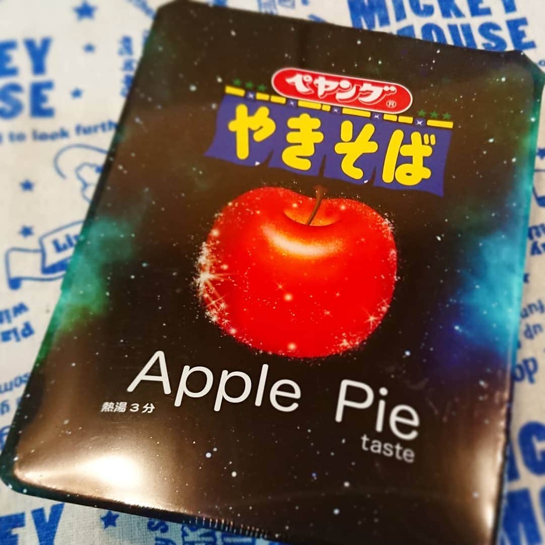 柴子さんのインスタグラム写真 - (柴子Instagram)「ついね、買っちゃったよ(笑) ペヤングさん、やりますなぁ〜。 名前のインパクトに反して、まぁまぁ食べられた味。リンゴの味と食感がちゃんとしてた。 二度目は無いけど(笑) #散財デ部 #変わり物スキー　 #ペヤング」10月18日 18時55分 - senogawadogs