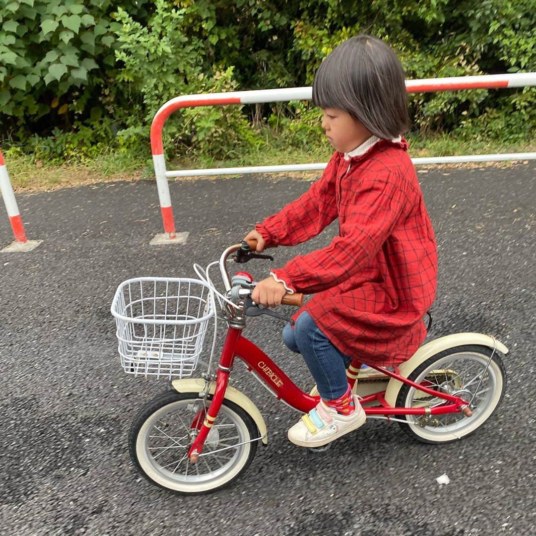 国枝洋子のインスタグラム：「今日はじゅんなが自転車に乗れた日👏👏👏  泣きべそかきながら たくさん練習したね☺️  またじゅんなから感動とパワーをもらいました💕  ありがとう☺️❤️❤️❤️  #私の声がうるさすぎ #調子に乗らせないでよと娘に怒られました。笑」