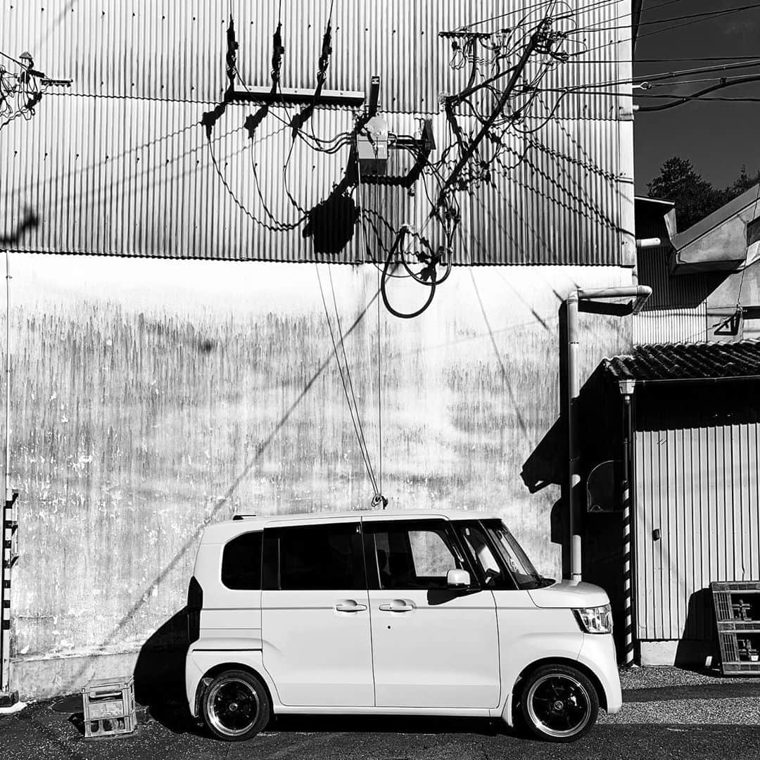 naotakeのインスタグラム：「青空 - A blue sky / iPhone XR & Snapseed, 20201019 . . 酒蔵の周りに漂うお酒の匂いでいい気分。 . . #spicollective #royalsnappingartists #infamous_family #rsa_main #infinity_photo_cult #2_fineart #jp_gallery_member #jp_gallery_bnw #trb_bnw #wp_bnw  #bnw_life #bnwlife_member #bnw_life_shots #bnw_captures #world_bnw #top_bnw #team_jp_ #team_jp_モノクロ #ig_energy_bw #ig_nihon #streetphotographybnw #igersjp #blackandwhite #bnw #bnwphoto #monochrome #bw #bnwphotography #ShotOniPhone #shotoniphoneXR」
