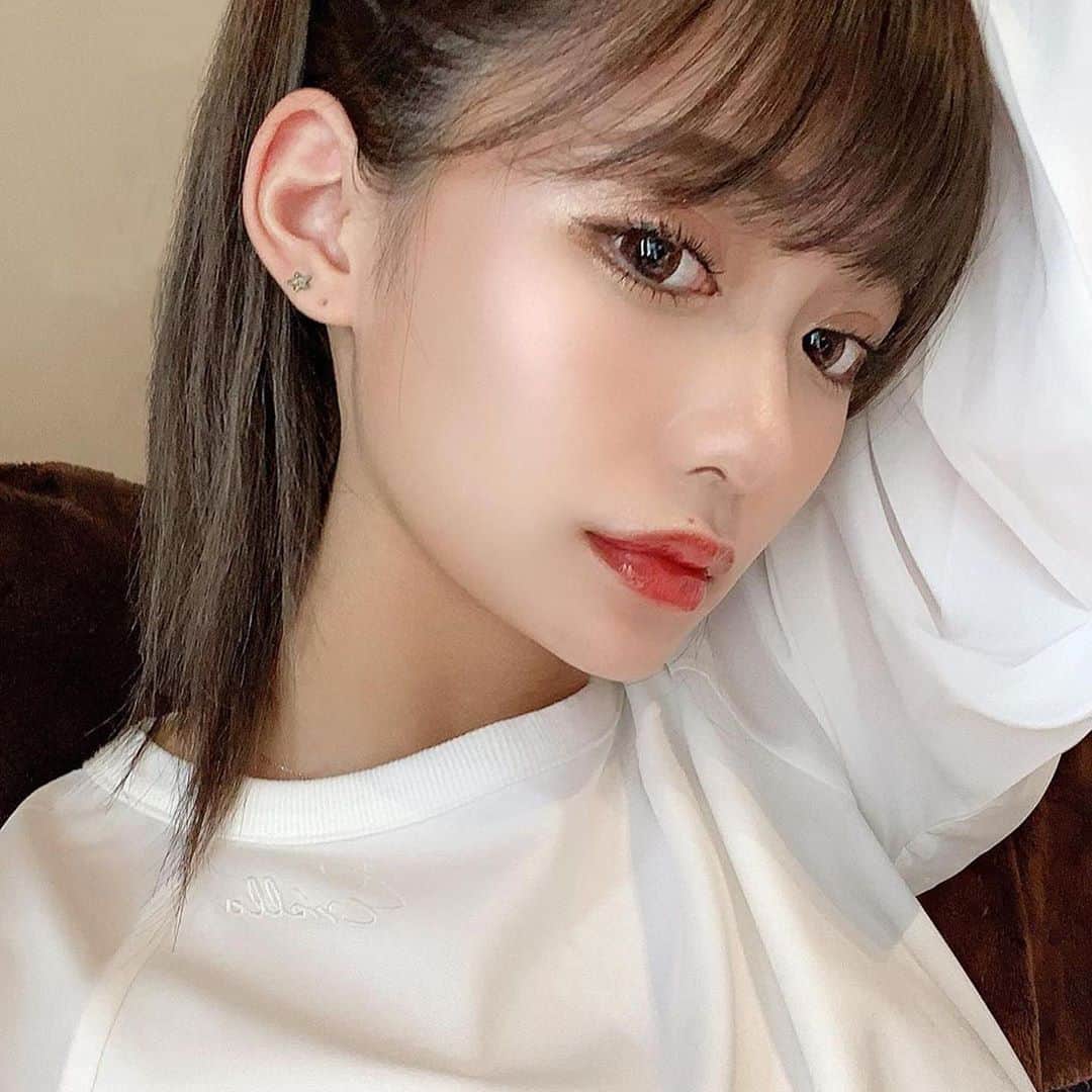 小顔.小顔矯正.Speed小顔公式アカウントのインスタグラム：「@miyu.61 様　ご来店ありがとうございます❤️ #Repost @miyu.61 with @make_repost ・・・ . . こんなビシッと髪の毛縛ること珍しいやろ🤭 いつもゆるゆるふわふわアレンジやから ♥ . . この立派エラをどないかしてほしい。 だから、今スピード小顔で少しずつ 中へ中へと収めてもらってる🤢⛑⛏ . 昔に比べるとフェイスライン綺麗になってきたとは思う🥺♥ . 前から見たとき、顎も尖りたいよね🤔 スピード小顔さん、よろしくです👉🏻👈🏻💓笑 . . 10/3 に 恵比寿店 newオープン するって！ 💀 @speedkogao 📍 東京都渋谷区東３−２５−８ACN恵比寿ビル１階 📞 0120-595-352 📣 今なら100円で施術お試し出来ちゃう！ . . みゆはいつも、渋谷店か、名古屋店🙊💜 . .  #スキンケア #クレンジング #洗顔 #ポニーテール  #イエベ #イエベ秋  #小顔美人 #スピード小顔 #speed小顔 #カラコン #マツエク #マツエクデザイン #Nexter #ネクスター #Nextercreatist #伊藤実祐 #いとうみゆ #みゆちゃい . . みんな、半沢直樹みた🤵🏻？ 半沢ロス なってる人おるんちゃう😏？ . #半沢直樹 #やられたらやり返す #倍返しだ . （笑）」