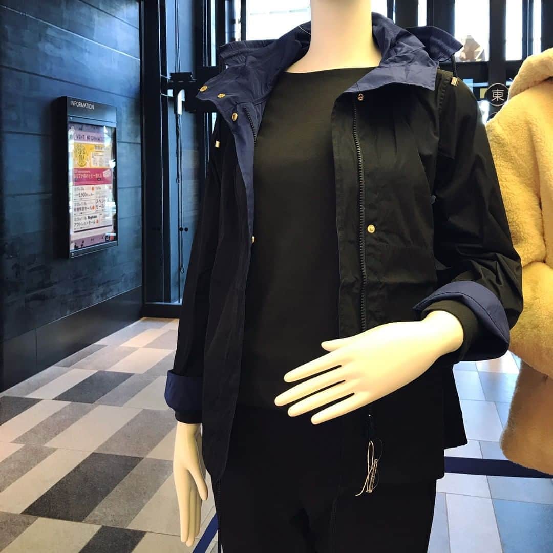 narafamily | ならファミリーさんのインスタグラム写真 - (narafamily | ならファミリーInstagram)「. “アウターコレクション” お気に入りをみつける、 ならファのイチオシアウター . . 3F DoCLASSE . ✨二重織リバーシブルパーカー　¥8,789✨ . 長袖Tシャツ　¥3,289 ミラクルストレッチストレートパンツ　¥4,389 ※表示価格は税込価格です。 ※靴は3F fitfitの商品です🥾 . . 二重織り手法で織り上げた、 美配色で上質素材のフードジャケット。 1枚仕立てのダブルフェイスでシワが気にならず、 軽やかな着心地です。 . . . #outer  #outerwear  #アウター #アウターコーデ  #ならファミリー #ならファ #narafamily #narafa #大和西大寺 #奈良 #autumn #shopping #fashion #おしゃれさんと繋がりたい  #doclasse #ドゥクラッセ  #パーカー #リバーシブルパーカー #パーカーコーデ」10月18日 19時00分 - narafa.jp