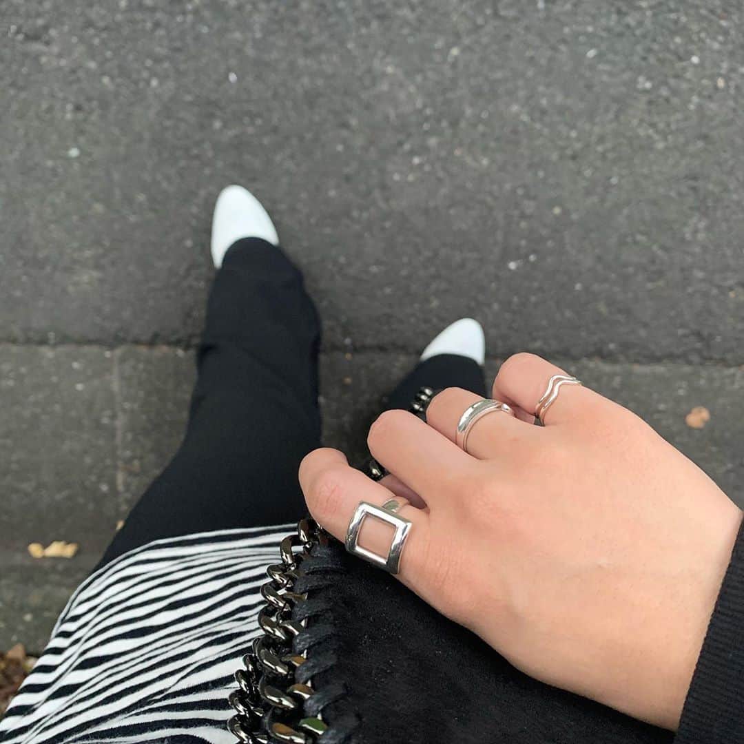 山下恵奈のインスタグラム：「💍⛓  #scely#シルバーアクセサリー#リング」