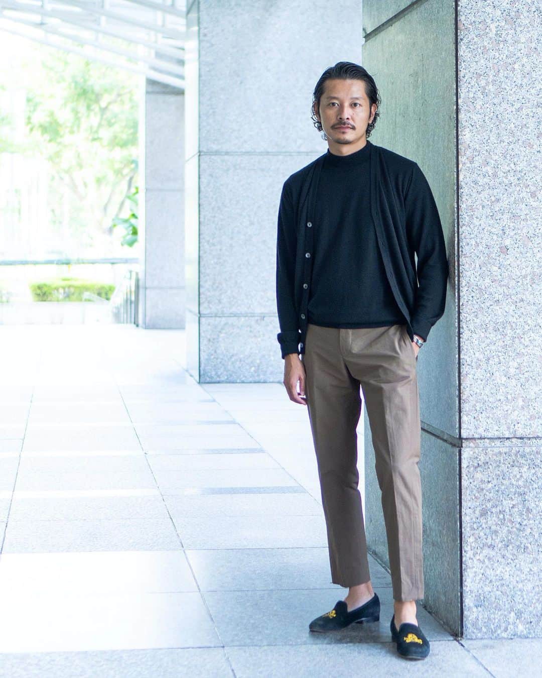 高田朋佳のインスタグラム：「The knit ensemble style looks so elegant that I added youthfulness with @pt_torino zipped sporty trousers.  The shoes were combined with room shoes to create a relaxed atmosphere.  ———————————————————————— #dressstyle #elegantstyle #modernclassicstyle #newclassicstyle #fashion #mensfashion #mensdressstyle #suitsstyle #dapperstyle #takadachannel  #silkcashmere #pttorino #trickersshoes」