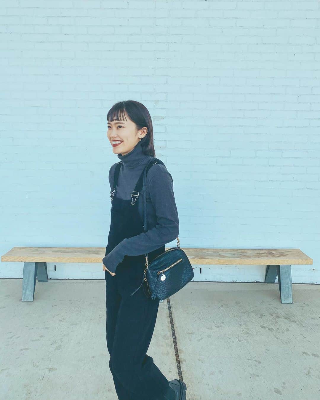 井村亜里香のインスタグラム：「久々オーバーオール🖤 @petitbateau_jp のタートルネックの肌触りが めちゃ良くて心地よい◎ チャコールグレーMサイズを着用してます！ 今年の冬はすごく寒いみたいなので タートルネックもたくさん集めたいな〜♡ ・ #ootd#code#codinate#turtleneck  #autumnfashion#fashion #turtlenecksweater  #プチバトー#プチバトータートル #タートルネック#オーバーオール #シンプルコーデ#私服#毎日コーデ #黒髪ボブ#赤リップ#PR」