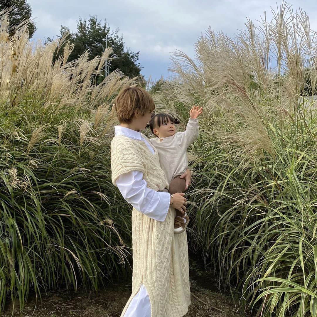 長谷川あやのインスタグラム：「👩‍👧👩‍👧👩‍👧#baby#mama#令和ベイビー#生後17ヶ月#1歳#赤ちゃんのいる生活#新米ママ#女の子ママ#小夏のいる生活#152せんちこーで#vacancy#ヴァカンシー ・ ・ ・ 久しぶりに気持ちいいお天気🌞 ・ ひろーい公園が大好きな小夏と 小さいころから小夏と仲良しの @hatanaka_naomi と昭和記念公園へ、、、✨ ・ ちび怪獣と一緒だとみんなで 写真を撮るなんてことも なかなかできないので 花を撮ってるなおみーごの手を 盗撮しておきました🤤✌️ ・ 2人が楽しそうに歩いている 後ろ姿を見ながらほっこりした日曜日💛 （コスモスまつりが目的だったのに おちびが1ミリもお花に興味なかったのは秘密 笑）」