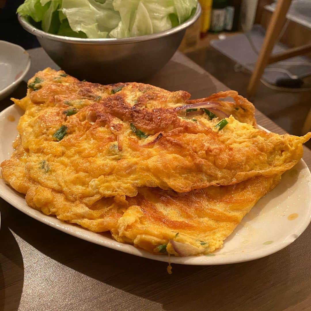 東京外食女さんのインスタグラム写真 - (東京外食女Instagram)「#学芸大学 #店名非公開 . . またリピートしてきてしまった。 不思議な引力と魅力ある タイの家庭料理に 腸をヒリヒリさせました。 . . チーズ入りのお揚げの中に ラープみたいなのが 入ったオリジナル料理が 本当に最高！ . . この日のクリーンヒットは、 エビチリソースと ココナッツを和えた 四角豆の激辛サラダ！ . . レタスに包んで食べますが、 タイ料理らしい 複雑な味と口内をつんざく様な辛さ 目が覚めるようなさまざまな刺激を フレッシュなレタスに包んで かぶりつきます。 . . . レモングラスがスッキリ香り、 他では食べられない 最高の味わいだと全身に 力が入るほど高揚する！ . . . これを書きながらも もう食べたくなっている…。 . . . また来てくださいと連絡をもらい、 今日も良く食べることが できたなと二重の満足感。 . . お店側とファンが繋がる 心に優しい瞬間である！ . . . あんまり紹介するなと言われるので 同伴者もコロコロ変えられないですが、 死ぬまでに食べて欲しい 特別なレストランだと思います。 . . .  #タイ料理 #学芸大学グルメ #学芸大学ランチ  #学芸大学ディナー #ハーブ #パクチーよりもミントが多い #パクチー盛り盛りだけがタイ料理じゃない #グルメ好きな人と繋がりたい  #グルメ女子  #東京グルメ #東京外食女 #タイ本場の味  #一見さんお断り  #大食い #thaifood  #thaifoodstagram  #thairestaurant  #อร่อย #อาหารไทย #ร้านอาหารไทยในญี่ปุ่น」10月18日 19時15分 - himeno_0729